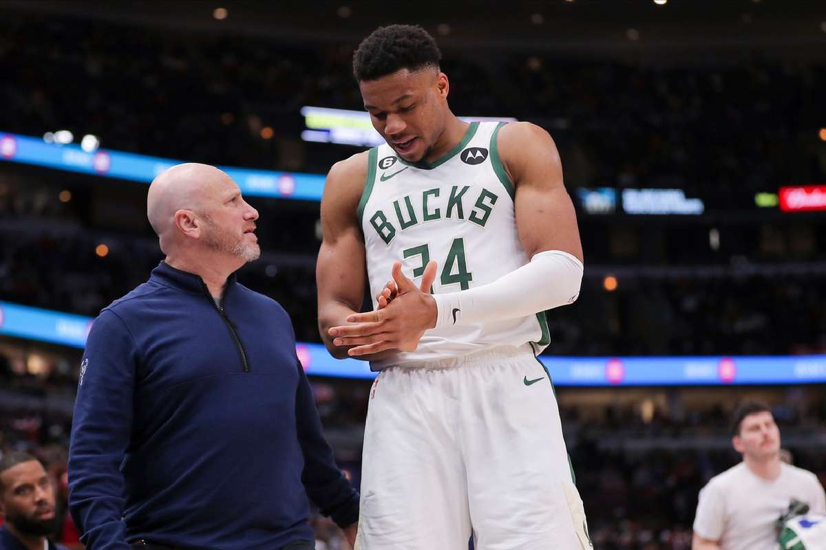 Giannis Antetokounmpo Injury Scare As Bucks Roll To 12th Straight Win ...