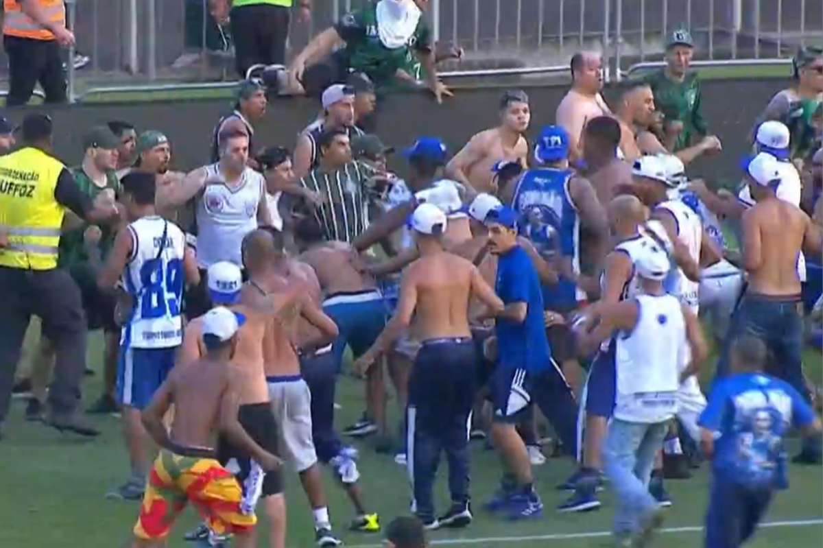 Torcedores de Coritiba e Cruzeiro invadem campo durante jogo e