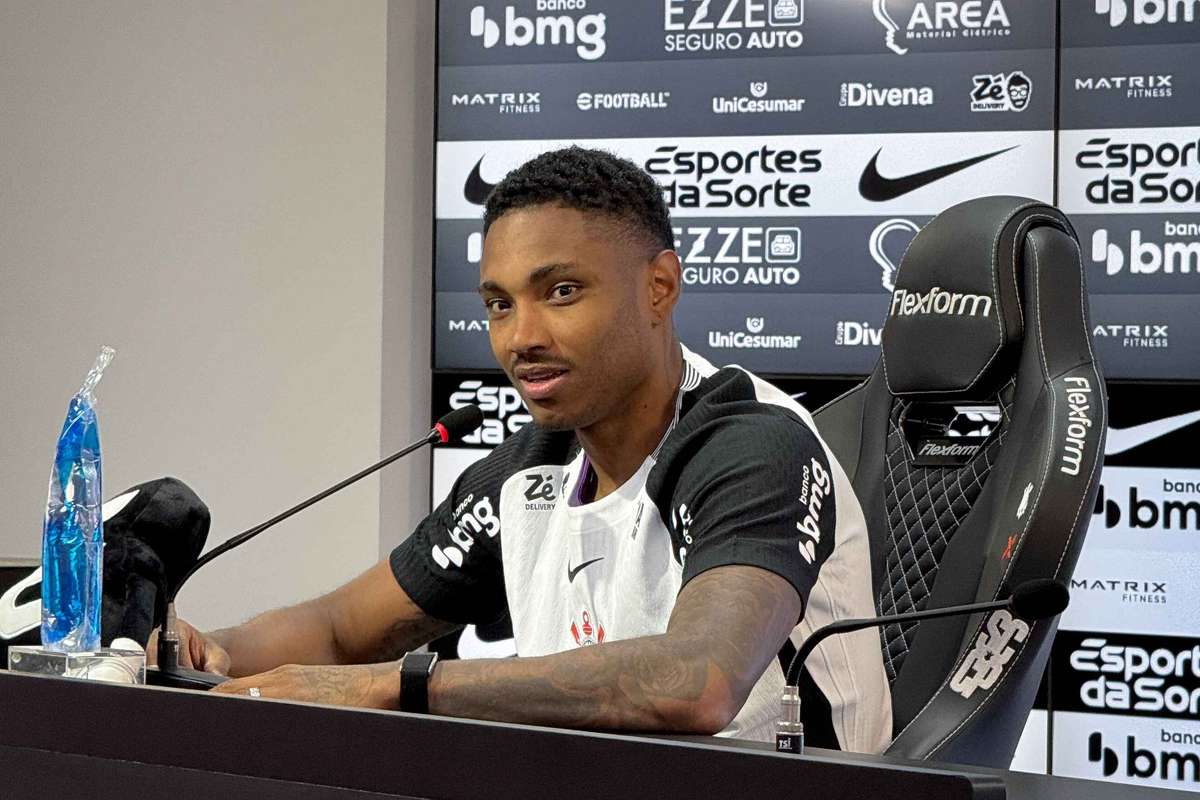 Vitinho chega ao Corinthians e diz que precisa de tempo para estreia