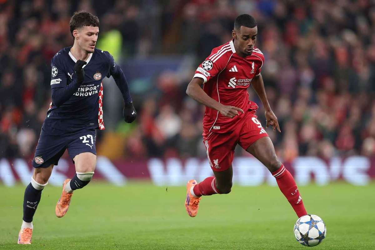 Presa olandeză îl laudă pe Dennis Man după victoria istorică a lui PSV pe Anfield