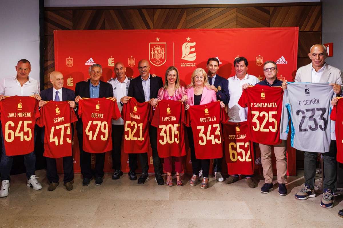 Baño de gloria en Zaragoza para las grandes leyendas del ayer y del hoy en  la selección | Flashscore.es