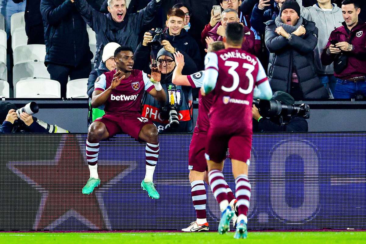 West Ham 2-0 Freiburg: Hammers secure Group A top spot and place