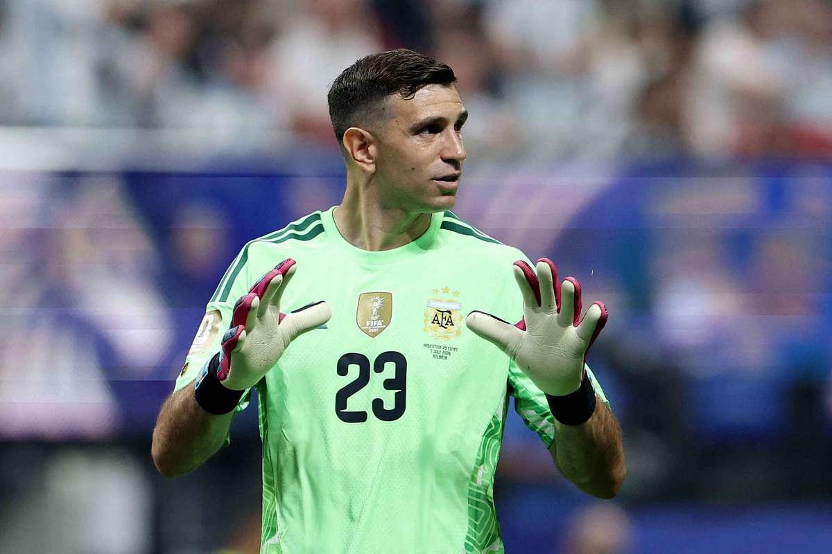 Chelsea eye up bold Emiliano Martinez offer