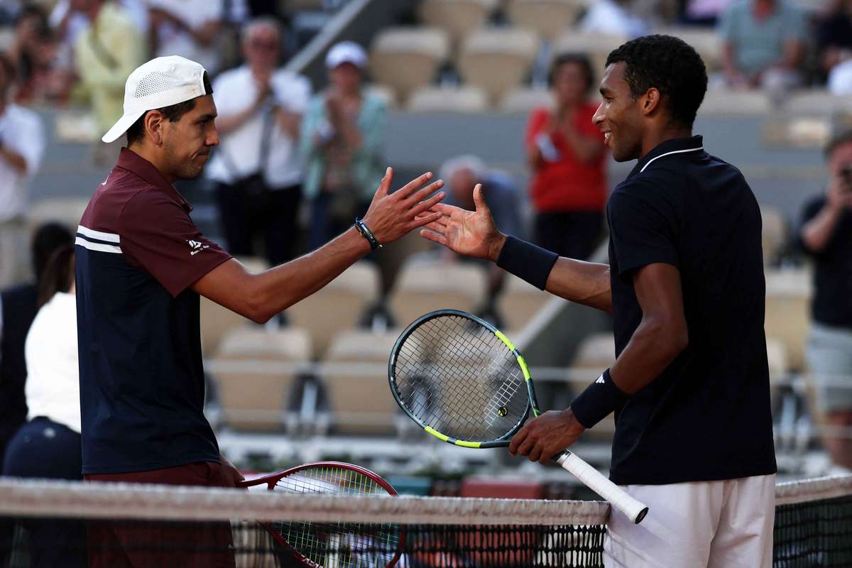 Felix Auger-Aliassime and Alejandro Tabilo shake hands