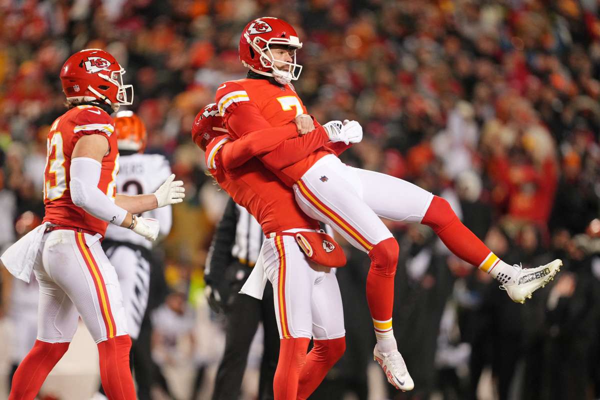 Chiefs survive Bengals to reach Super Bowl, Eagles thrash 49ers to ...