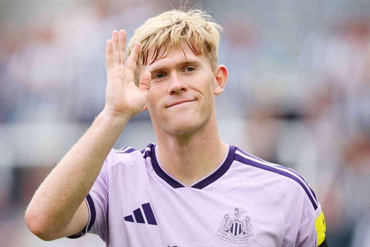 Manchester United prepara nova investida por Lewis Hall no mercado