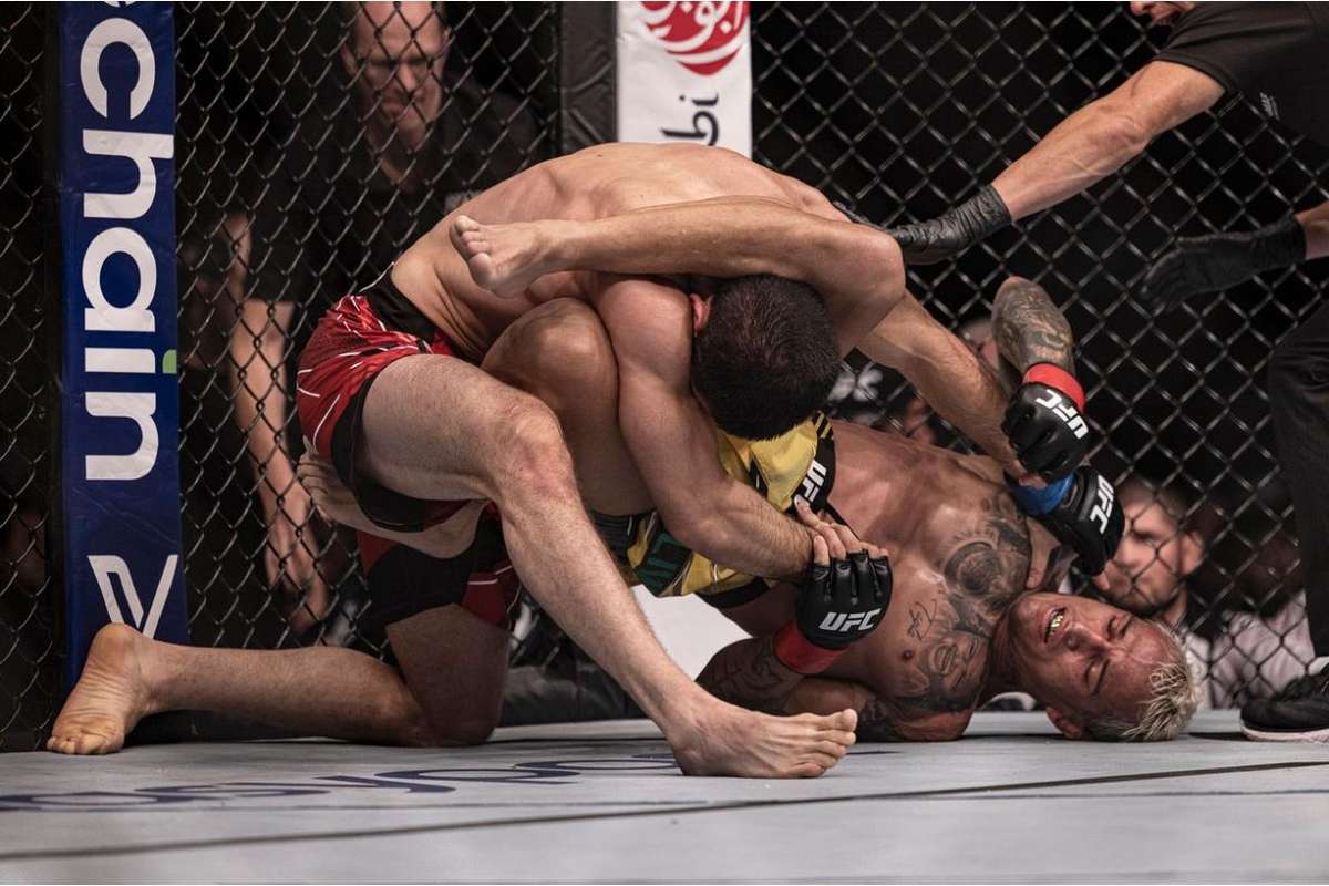 Charles do Bronx é finalizado por Makhachev e perde cinturão dos leves ...