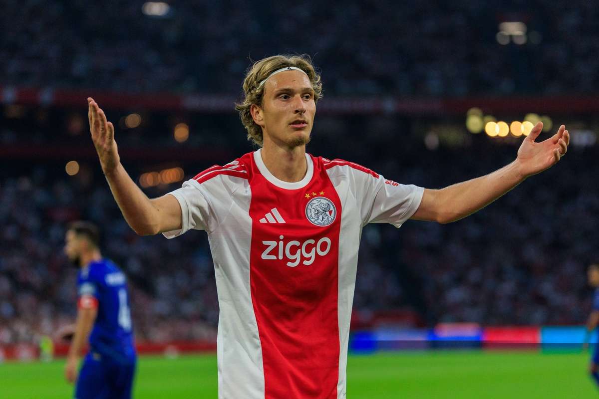 Paris Saint-Germain eye Ajax winger Mika Godts in summer move