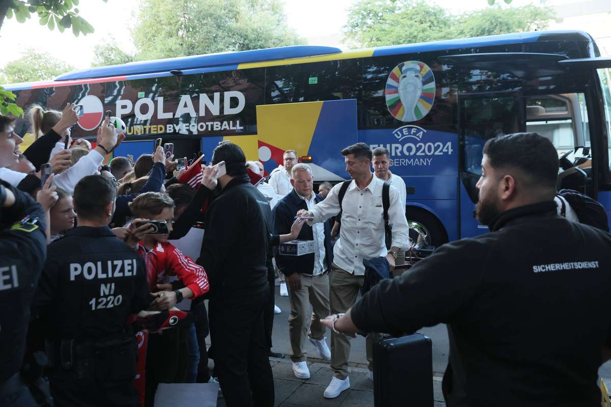 A crowd of fans received the Polish national team players at the hotel in Hanover