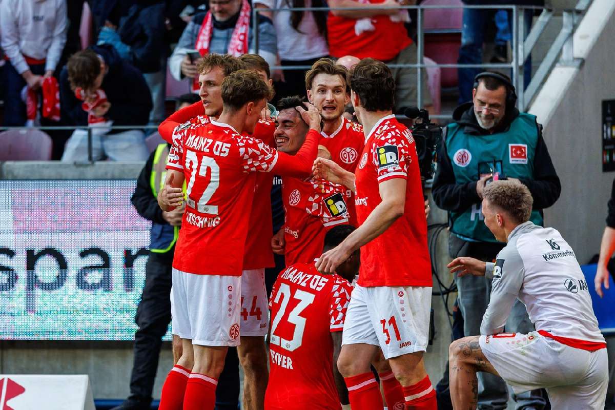 Nebel ghi bàn thắng muộn đầy kịch tính khi Mainz gây sốc cho Eintracht Frankfurt đang nuôi hy vọng châu Âu