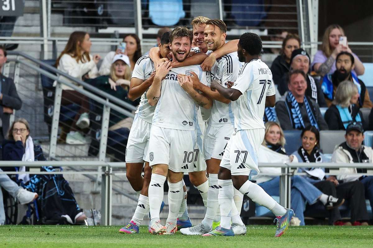 Goal of the Year? Dreyer scores from halfway line to lead Messi in MLS statistics | Flashscore.com
