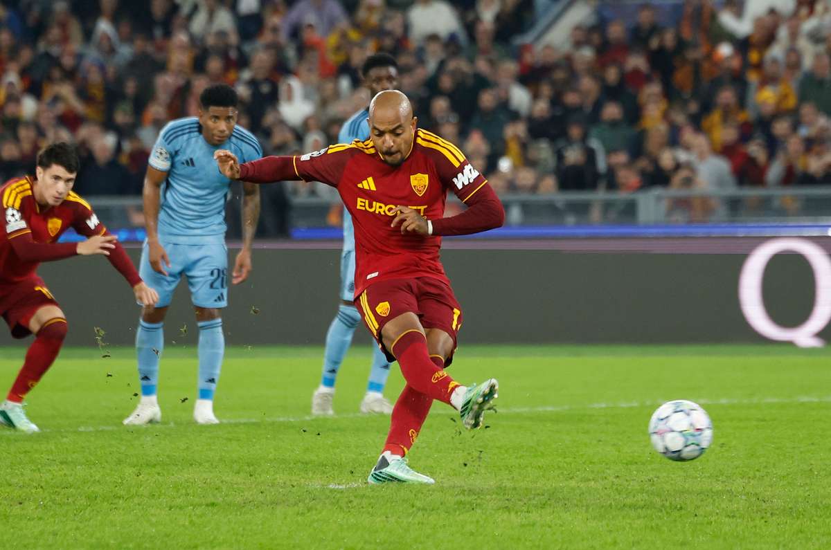 Malen among the goals again as in-form Roma put four past Slovan Bratislava