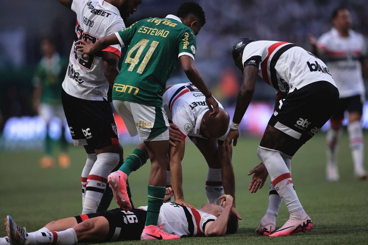 Palmeiras x São Paulo: Patryck sai de ambulância após pancada na cabeça ...