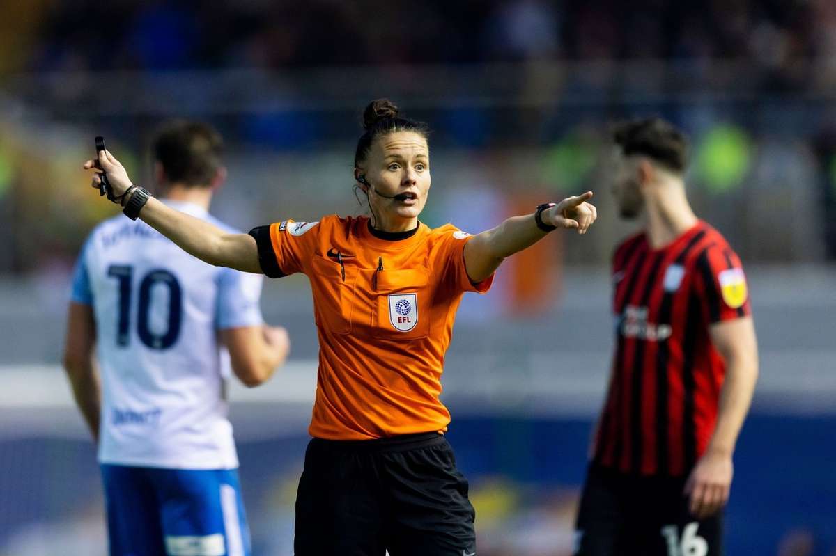 Rebecca Welch se convertirá en la primera mujer que arbitra un partido ...