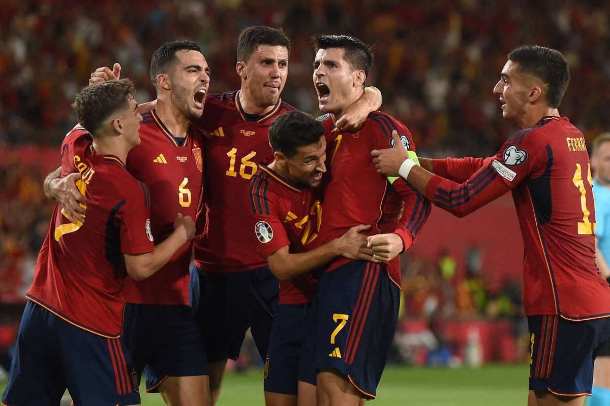 Espanha vence Escócia e Noruega goleia Chipre com golos de Haaland