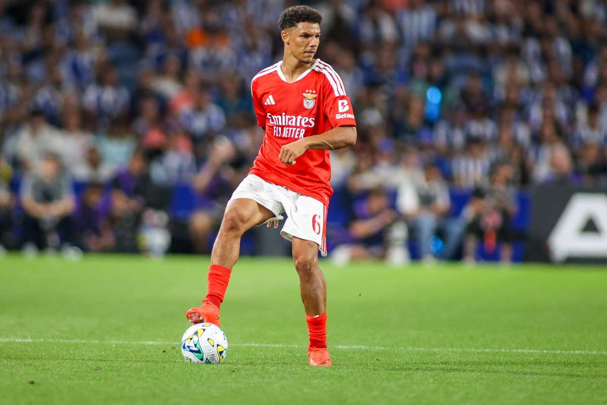 Alexander Bah, lateral do Benfica, é cortado da seleção da Dinamarca por lesão
