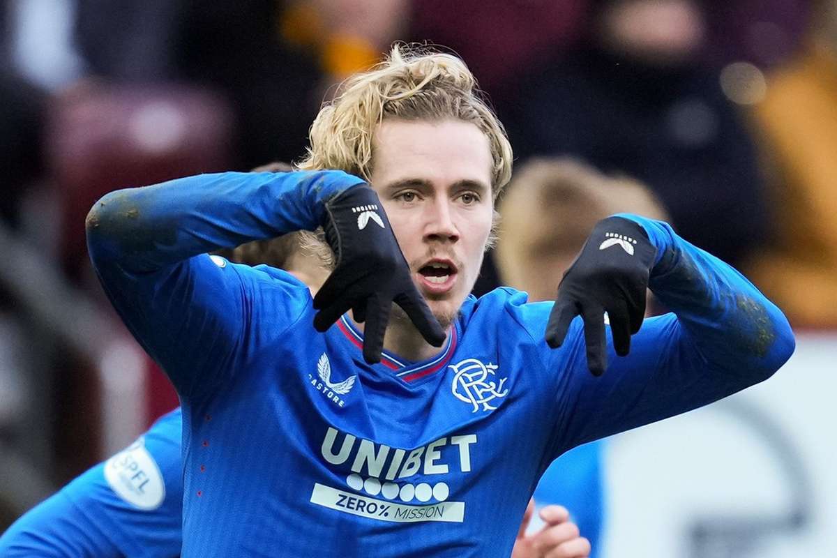 Rangers beat Motherwell away to keep pressure on Celtic at the top