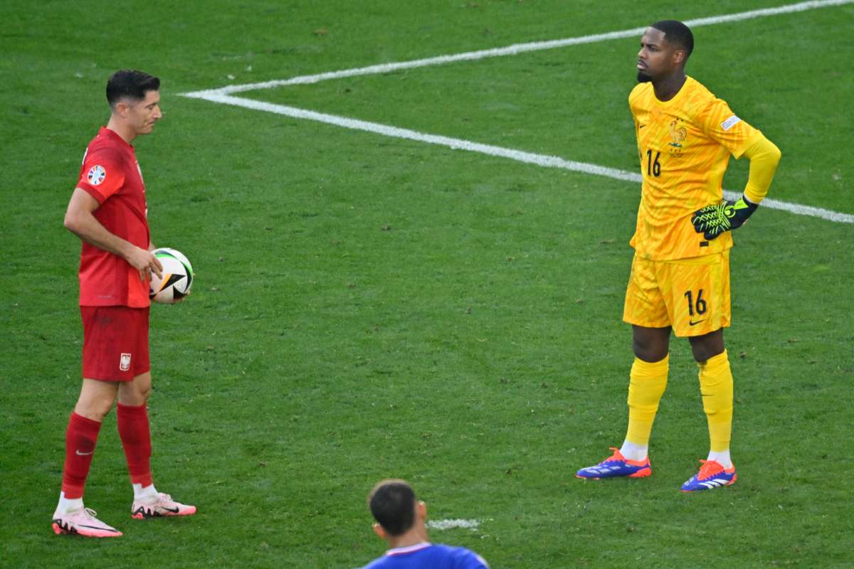 Maignan naśmiewa się z techniki rzutów karnych Lewandowskiego