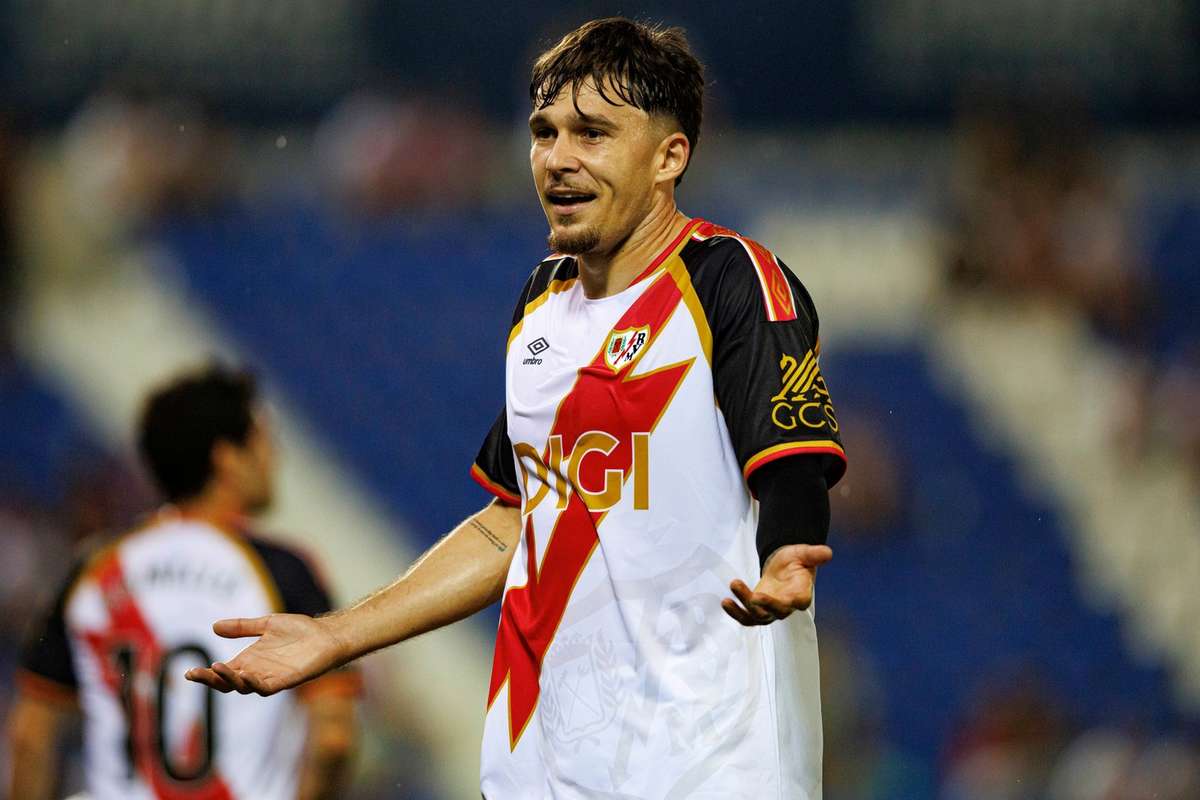 Cu gândul la transferul în Premier League, Andrei Rațiu a fost lăsat pe bancă de Rayo pentru duelul cu Barcelona