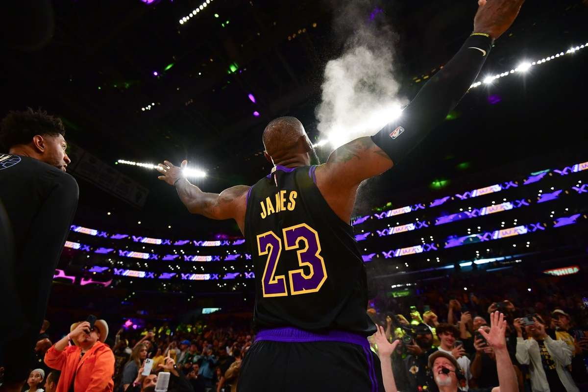 LeBron James se torna o primeiro jogador da NBA a marcar 39.000