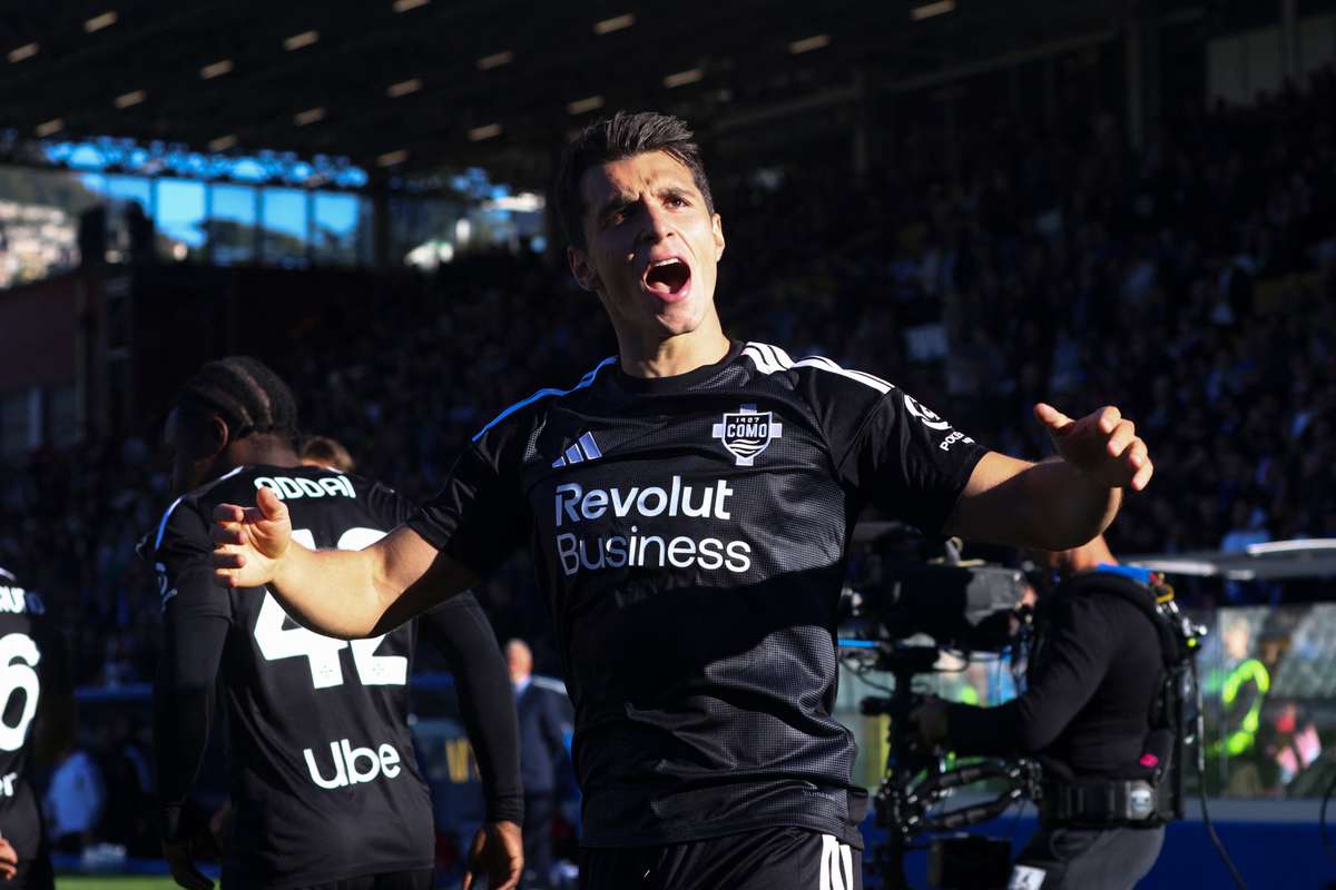 Tasos Douvikas renova contrato com o Como por cinco épocas na Serie A