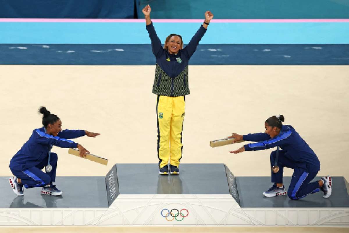 Rebeca Andrade é reverenciada no pódio do solo por Simone Biles e