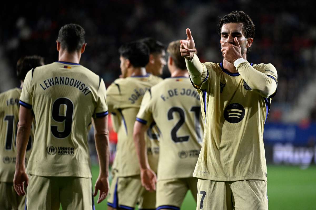 Barcelona po obratu v Pamploně sahá po titulu, rozhodnout může El Clásico