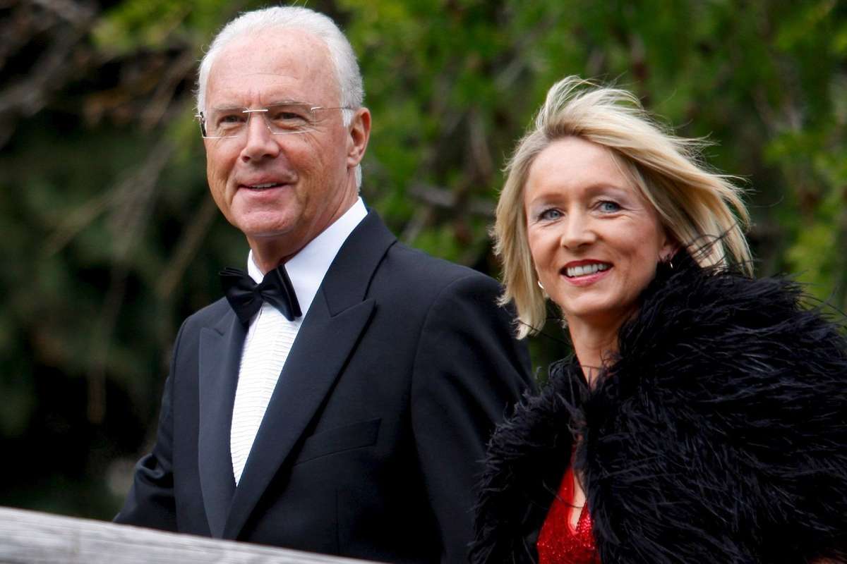 Heidi Beckenbauer draagt beker voor openingsceremonie EK op het veld in