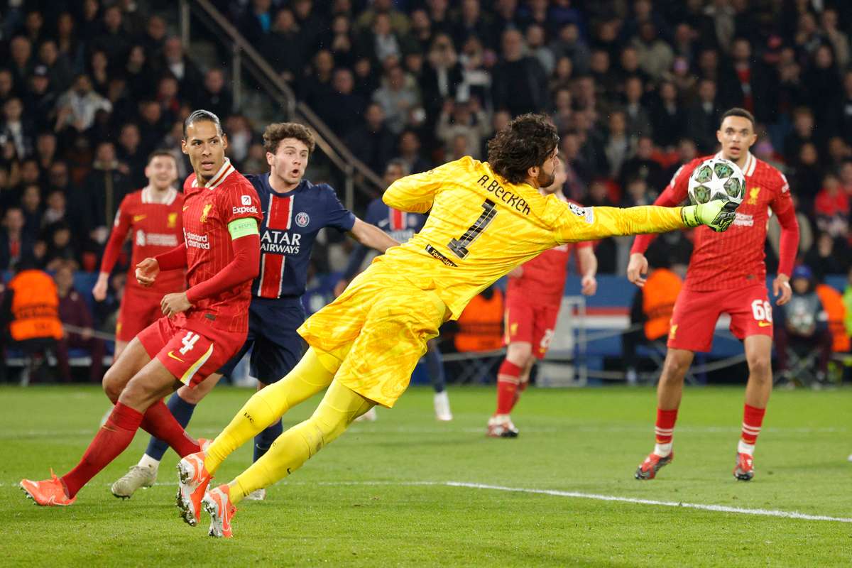 Alisson, destaque do Liverpool contra o PSG (Foto: GEOFFROY VAN DER HASSELT/AFP)