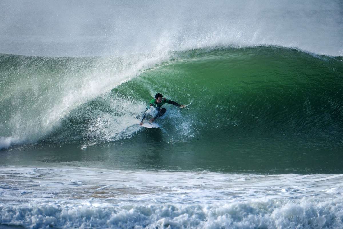 Guilherme Ribeiro avança em Peniche e elimina favorito no surfe