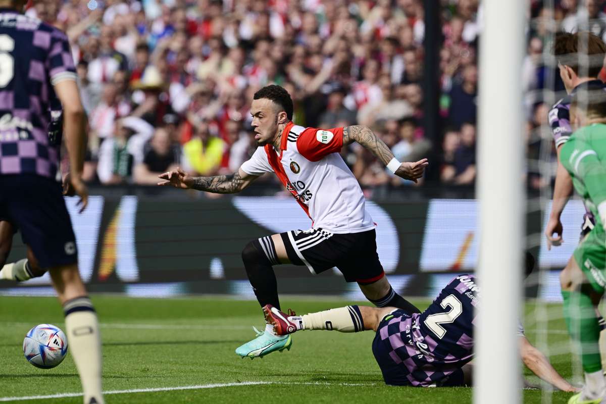 Hartman in tranen na titel: 'Kijk eens om je heen. Dit is echt niet