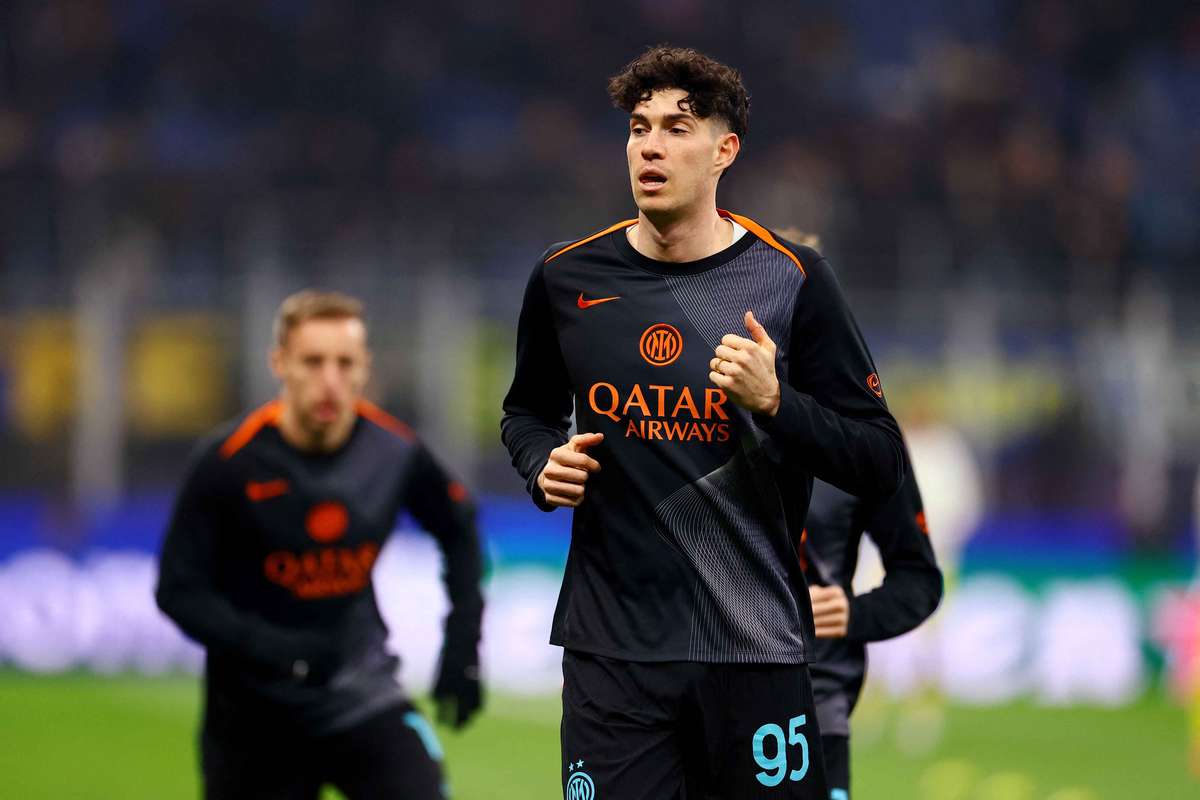 Alessandro Bastoni quan tâm đến việc chuyển đến Barcelona khi Inter có khả năng bán