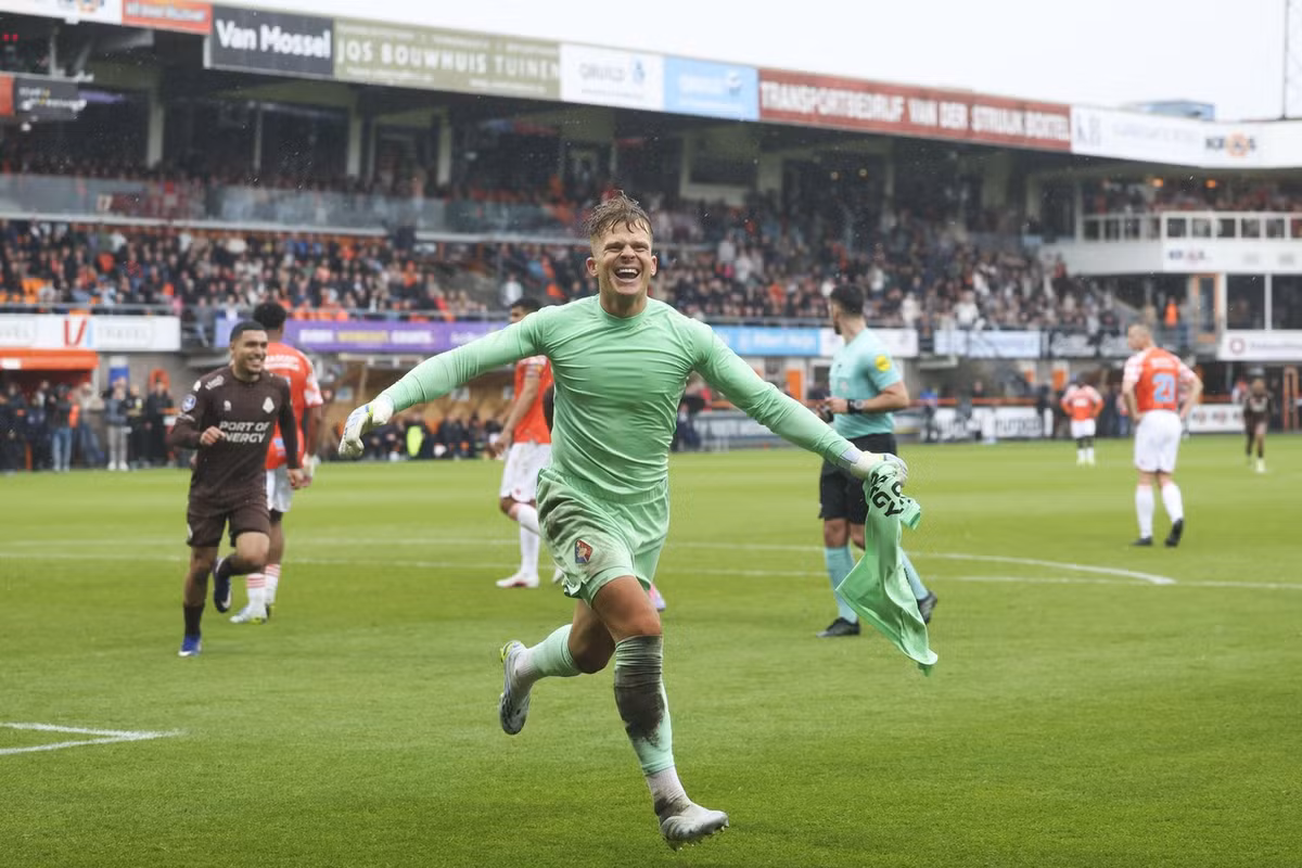 Telstar remain in Dutch Eredivisie after goalkeeper Ronald Koeman Jr. scores stunning 89th-minute penalty against FC Volendam