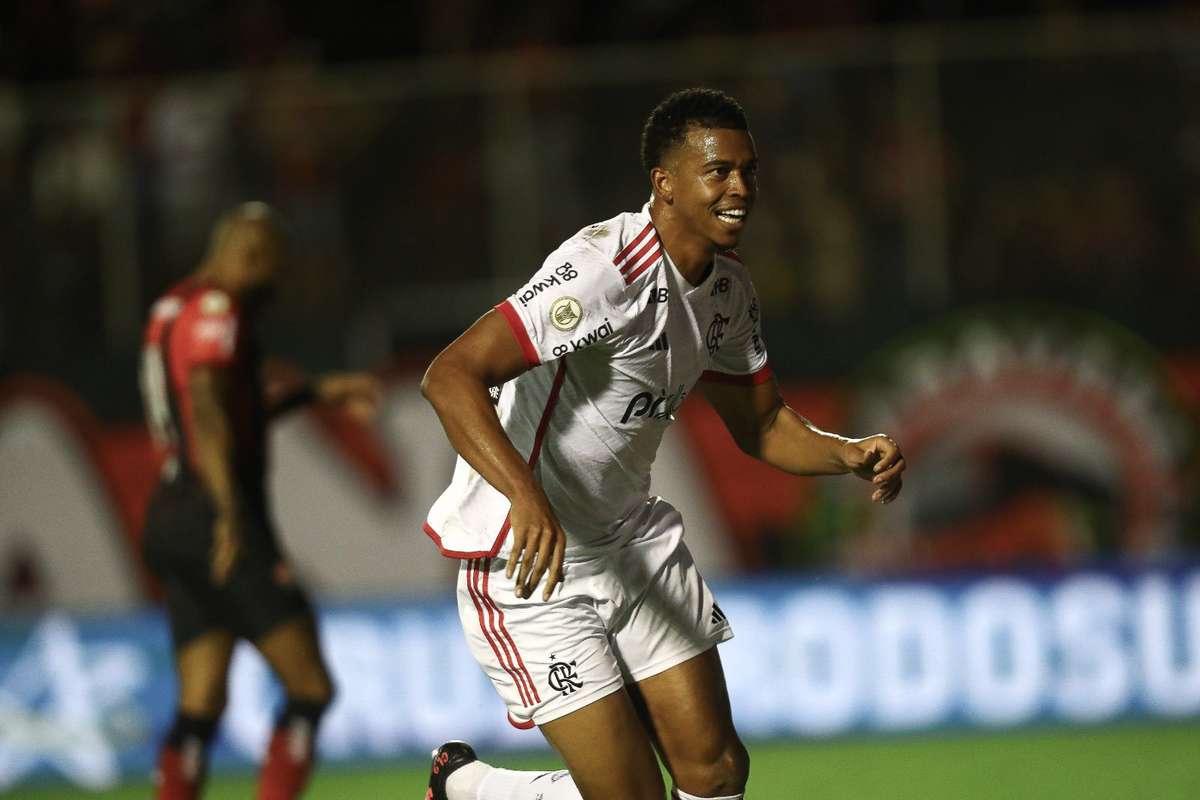 Brasileirão: Flamengo sofre, mas bate Vitória com gol no fim e encosta ...