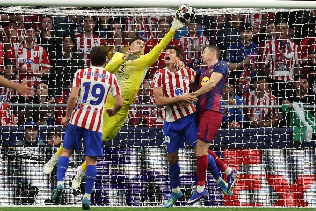 Thủ môn Musso của Atletico Madrid: Raphinha nói năng điên rồ!