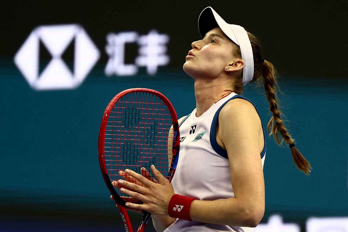 Elena Rybakina perde primeira partida como número um do mundo no tênis