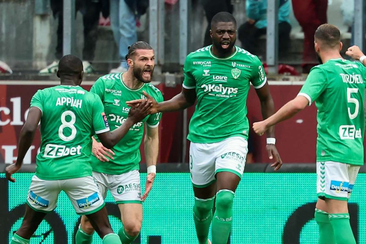 Après un long match mais sans renoncer, Saint-Etienne valide sa montée en Ligue 1 | Flashscore.fr