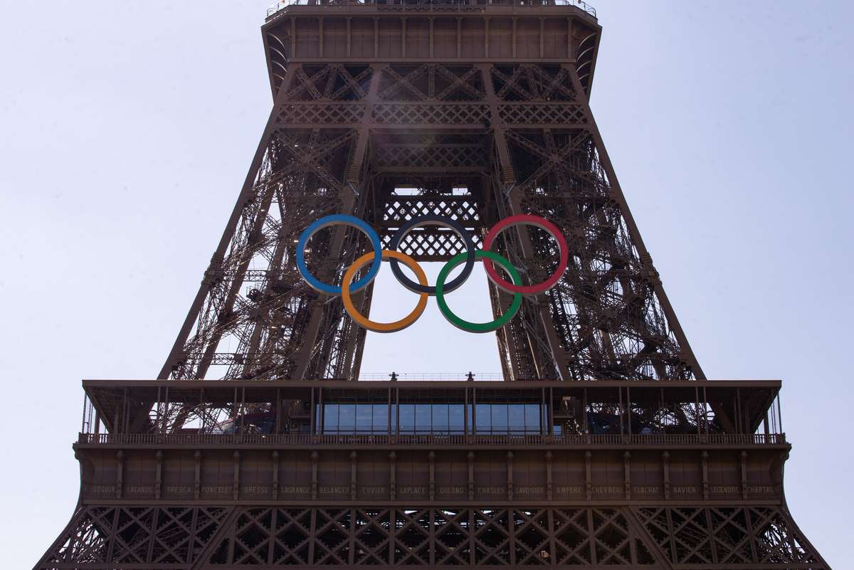 Parijs telt af naar de Olympische Spelen met beroemde ringen in de ...