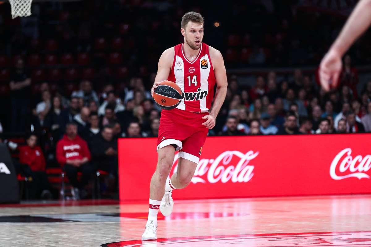 Sasha Vezenkov dribbling in Olympiacos EuroLeague action