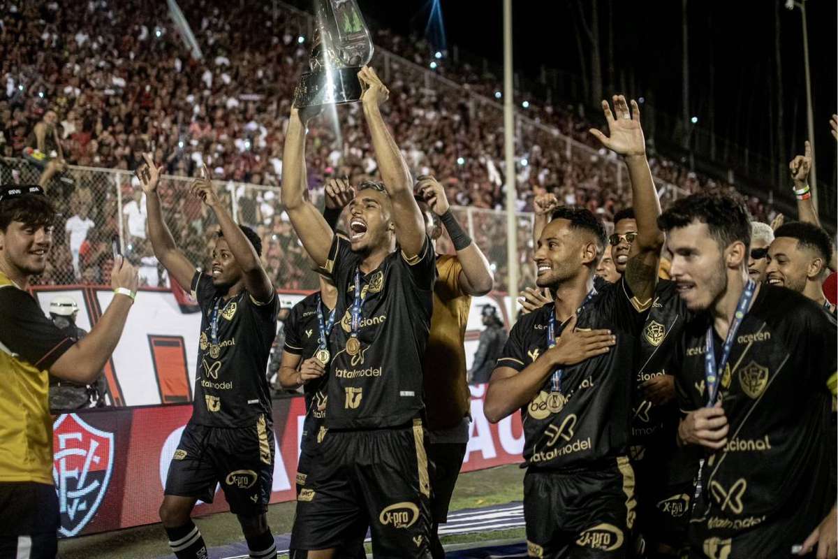 Sócios do Vitória rejeitam nome de site de acompanhantes no clube por R$  200 milhões