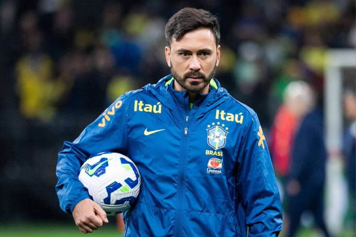 メルカート：ブラジルと一緒に父親のアシスタントであるデイビッド・アンチェロッティは、ボタフォゴの校長コーチになる可能性があります