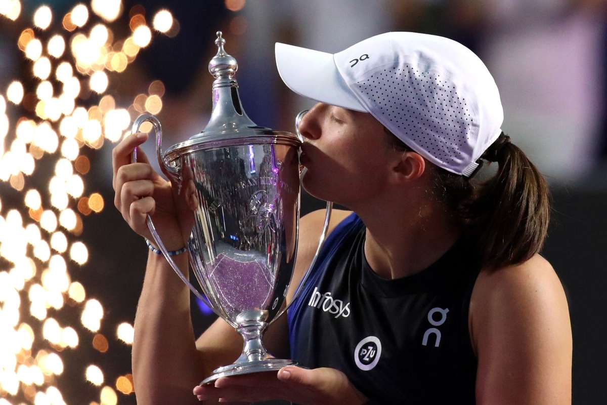 Swiatek wins WTA Finals & regains world number one spot with dominant