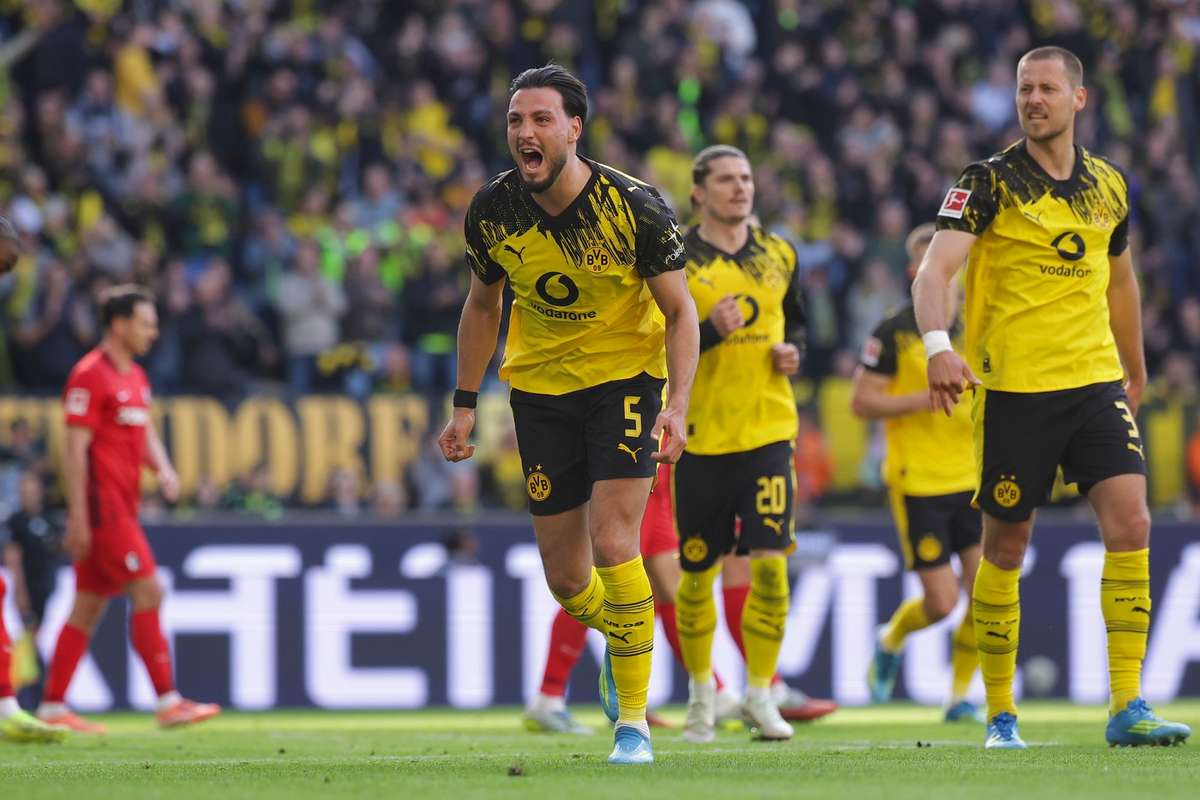 Borussia Dortmund ghi bốn bàn vào lưới Freiburg để đảm bảo suất dự Champions League theo phong cách ấn tượng