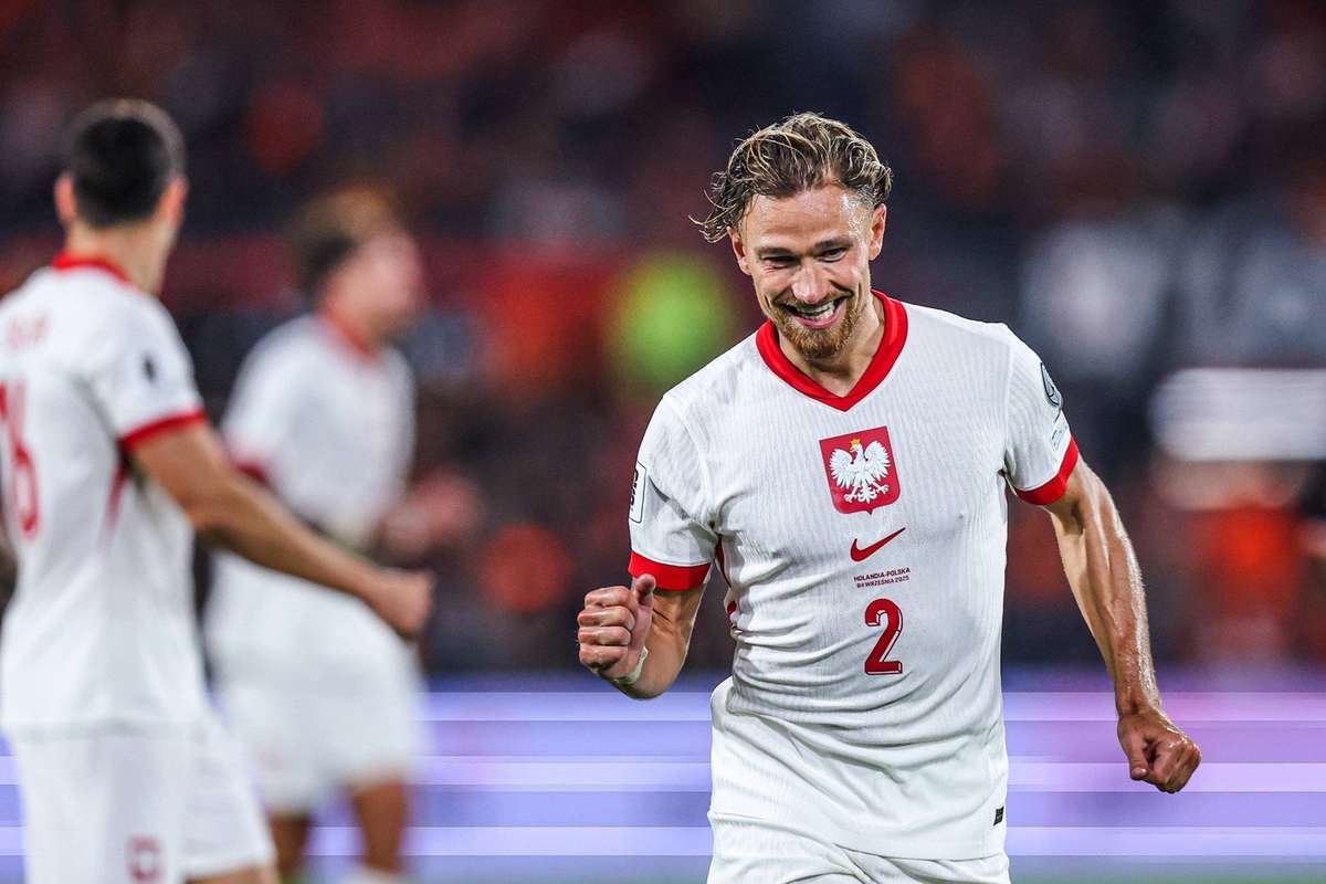 Matty Cash cieszy się z gola dla Polski przeciw Holandii