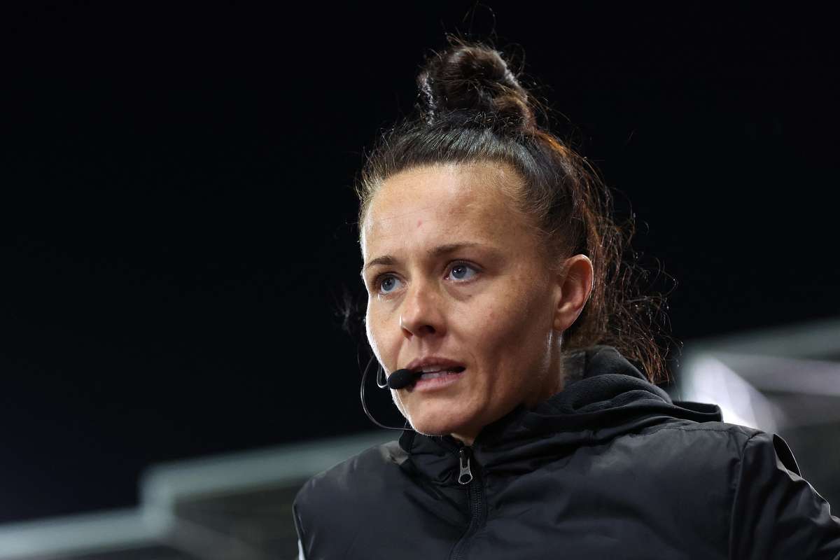 Rebecca Welch torna-se na primeira mulher a arbitrar um jogo da Liga  inglesa - SIC Notícias