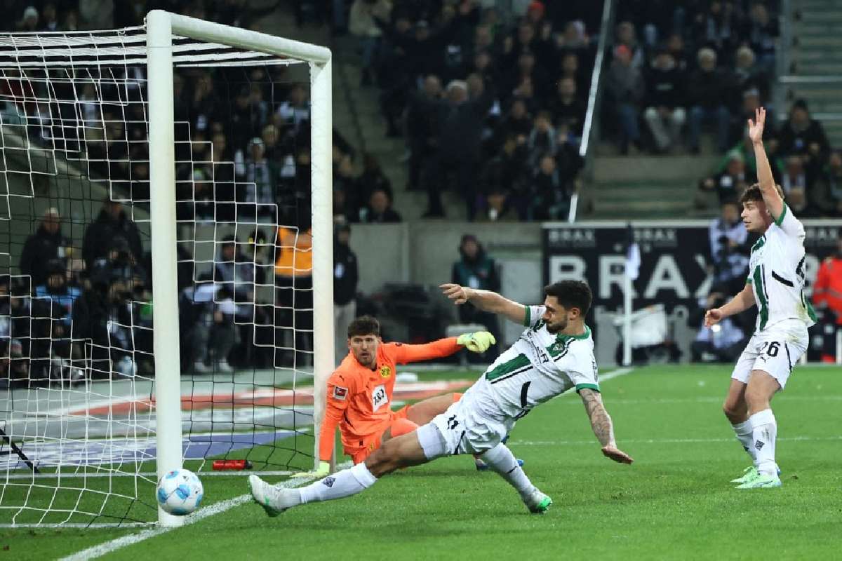 Stoger scores from the spot to rescue Monchengladbach a point against ...