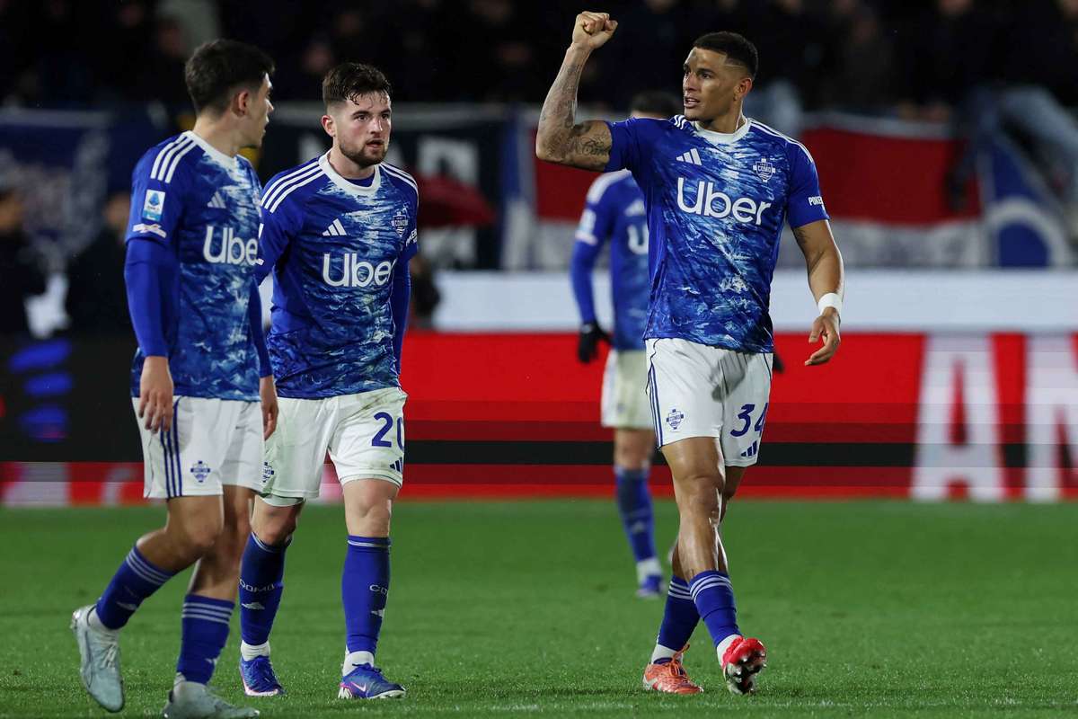 Como players celebrating their win over Roma