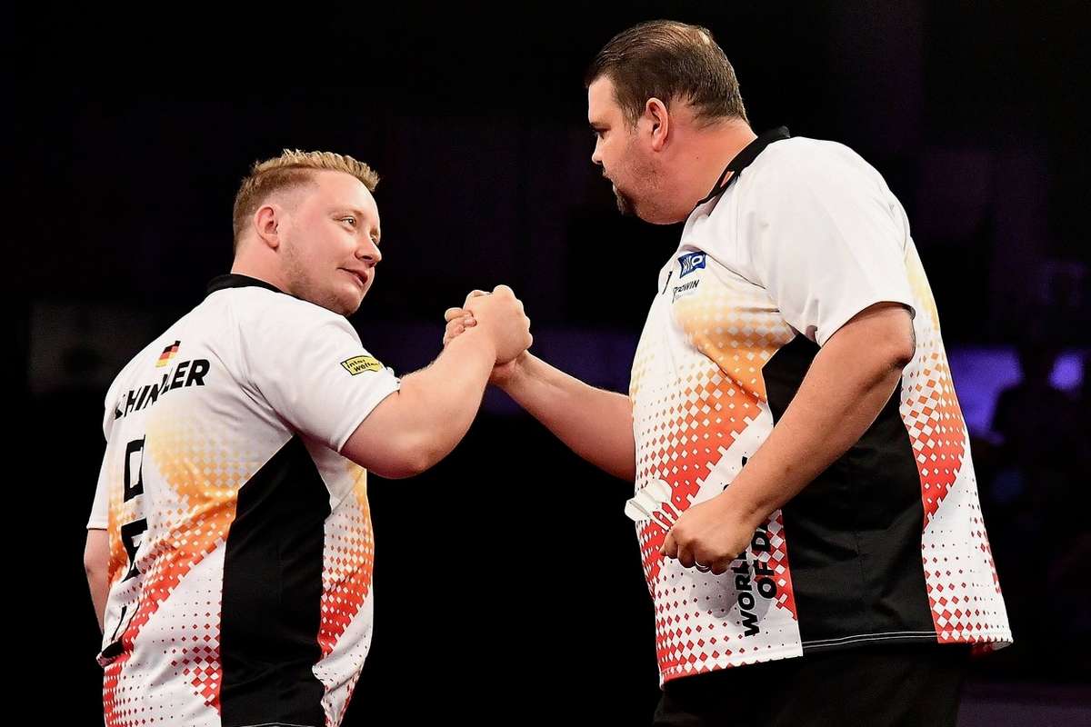 Die deutschen DartsProfis Clemens und Schindler erreichen Achtelfinale