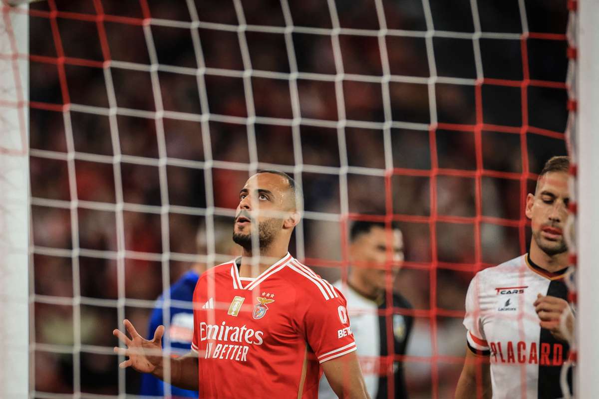 Só com uma asa a águia não voa: Benfica volta a empatar, agora com o  Farense (1-1)