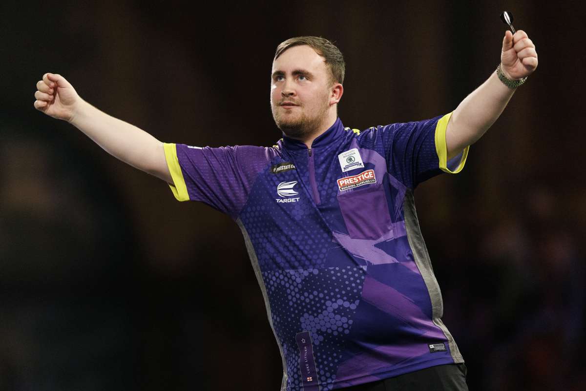 Luke Littler gooit negendarter en bereikt finale Bahrain Darts Masters